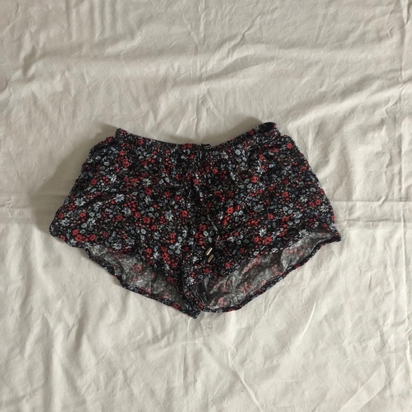 FLORAL SHORTS WITH POCKETS - Picture 1 of 3